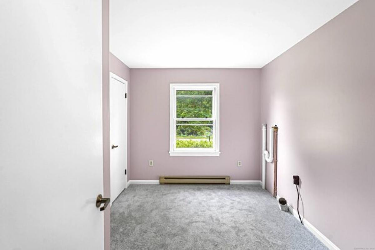 Picture of Home For Sale in Putnam, Connecticut, United States