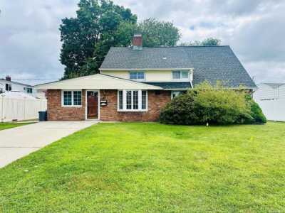 Home For Rent in Hicksville, New York