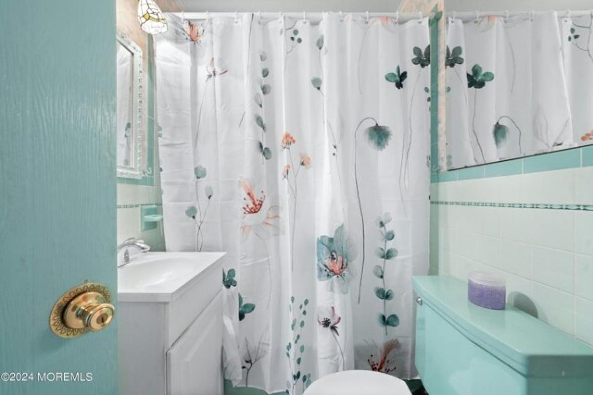 Picture of Home For Sale in North Middletown, New Jersey, United States