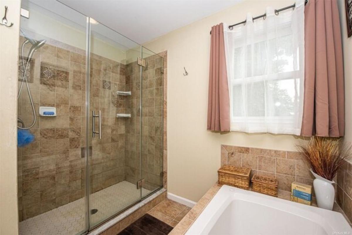 Picture of Home For Sale in Saint James, New York, United States