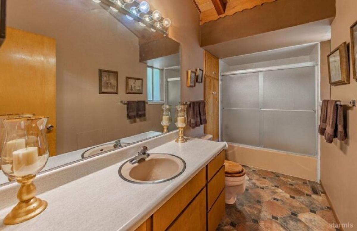 Picture of Home For Sale in South Lake Tahoe, California, United States