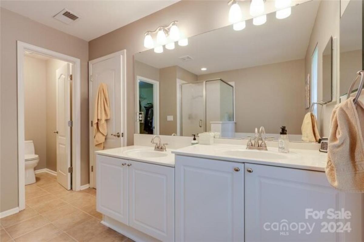 Picture of Home For Sale in Matthews, North Carolina, United States