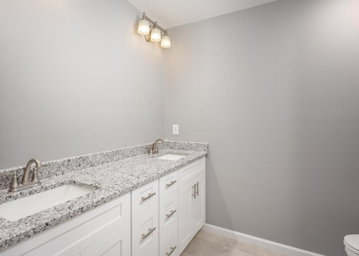 Picture of Home For Sale in Tuscumbia, Alabama, United States