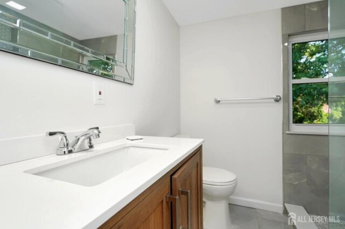 Picture of Home For Sale in South Plainfield, New Jersey, United States