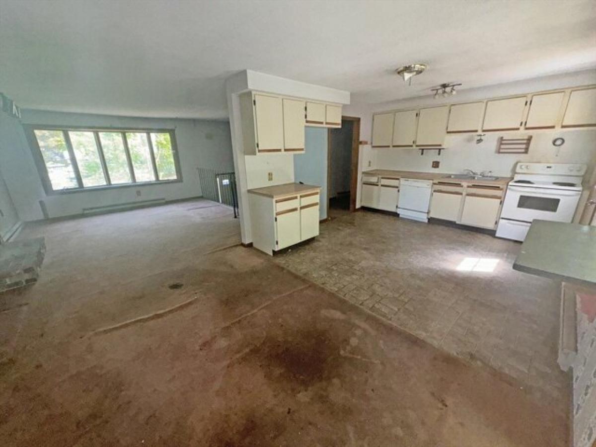 Picture of Home For Sale in North Attleboro, Massachusetts, United States