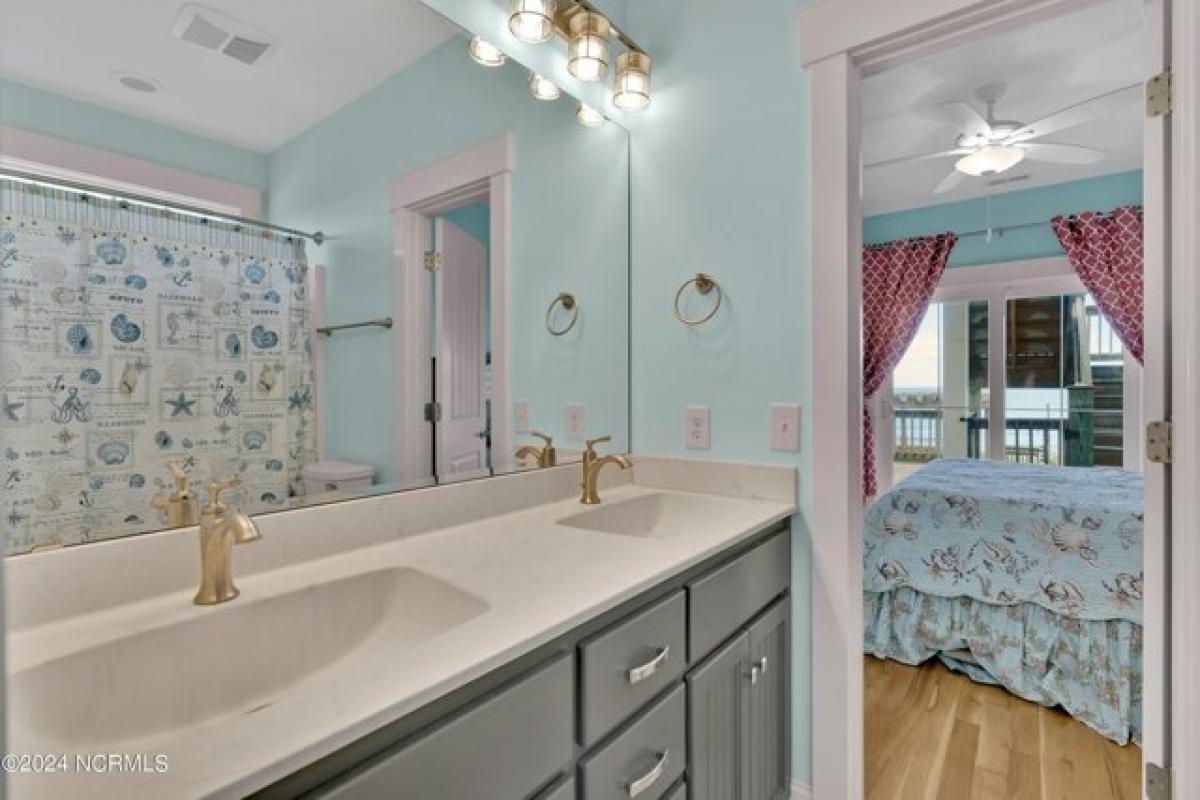 Picture of Home For Sale in Oak Island, North Carolina, United States