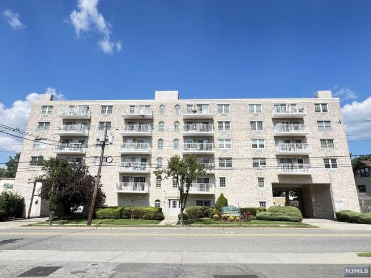 Picture of Home For Sale in Hackensack, New Jersey, United States