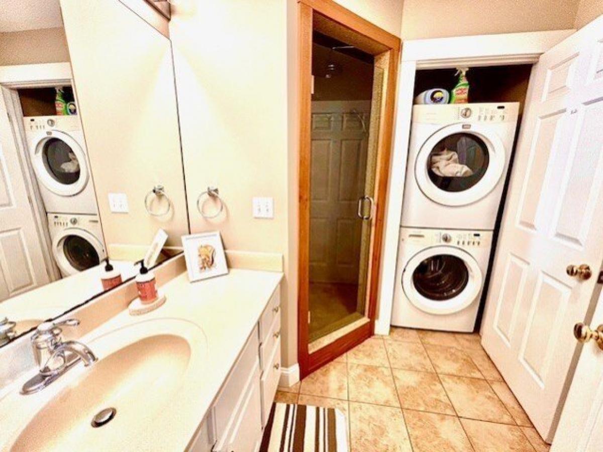 Picture of Home For Sale in Oak Bluffs, Massachusetts, United States