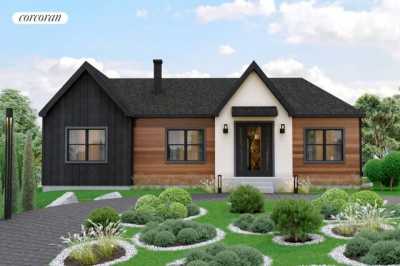 Home For Sale in Hampton Bays, New York