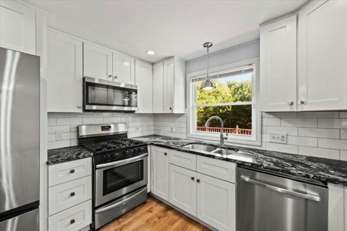 Picture of Home For Sale in Swansea, Massachusetts, United States