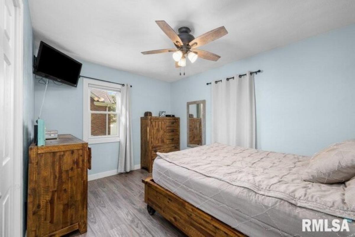 Picture of Home For Sale in Eldridge, Iowa, United States