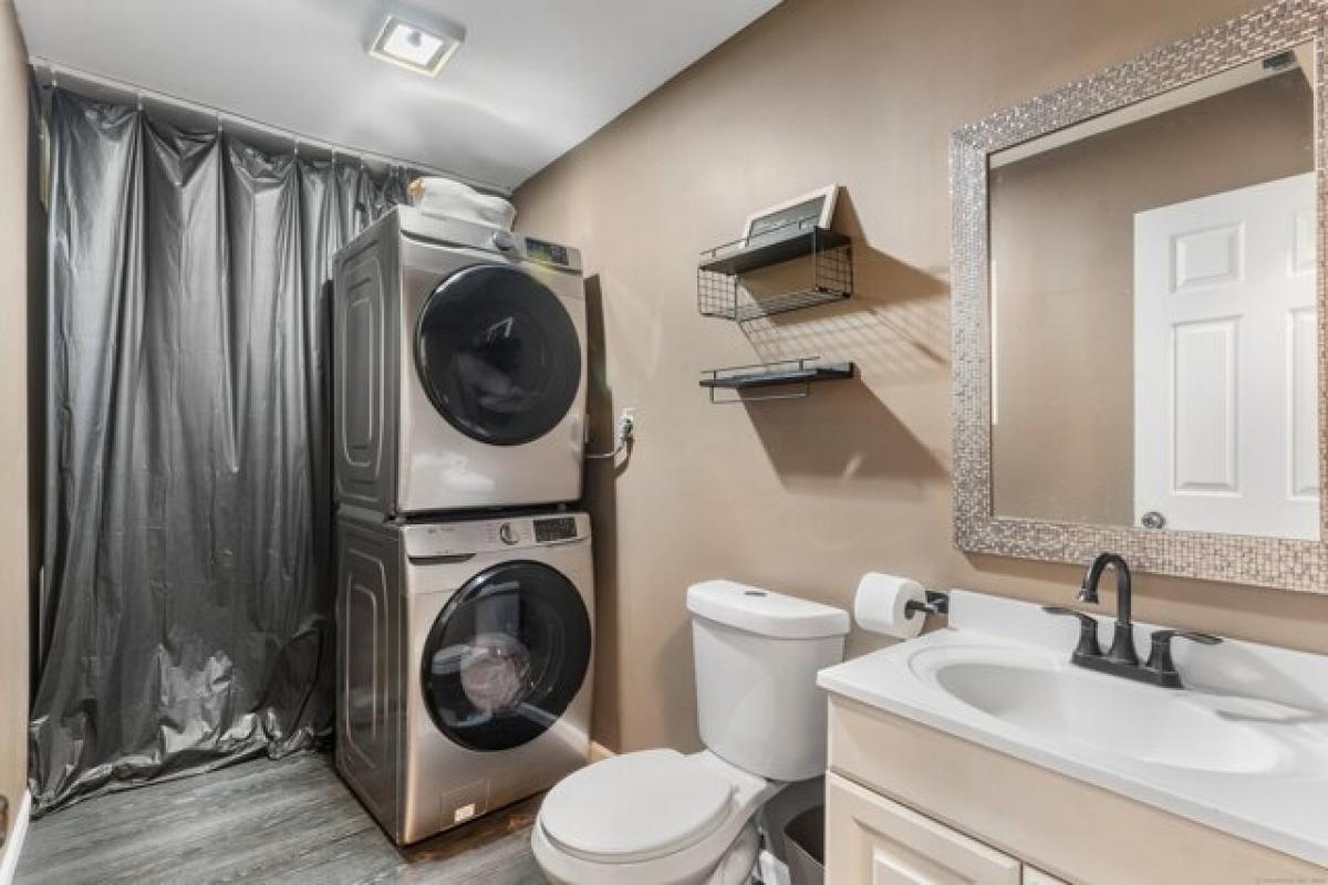 Picture of Home For Sale in Waterbury, Connecticut, United States