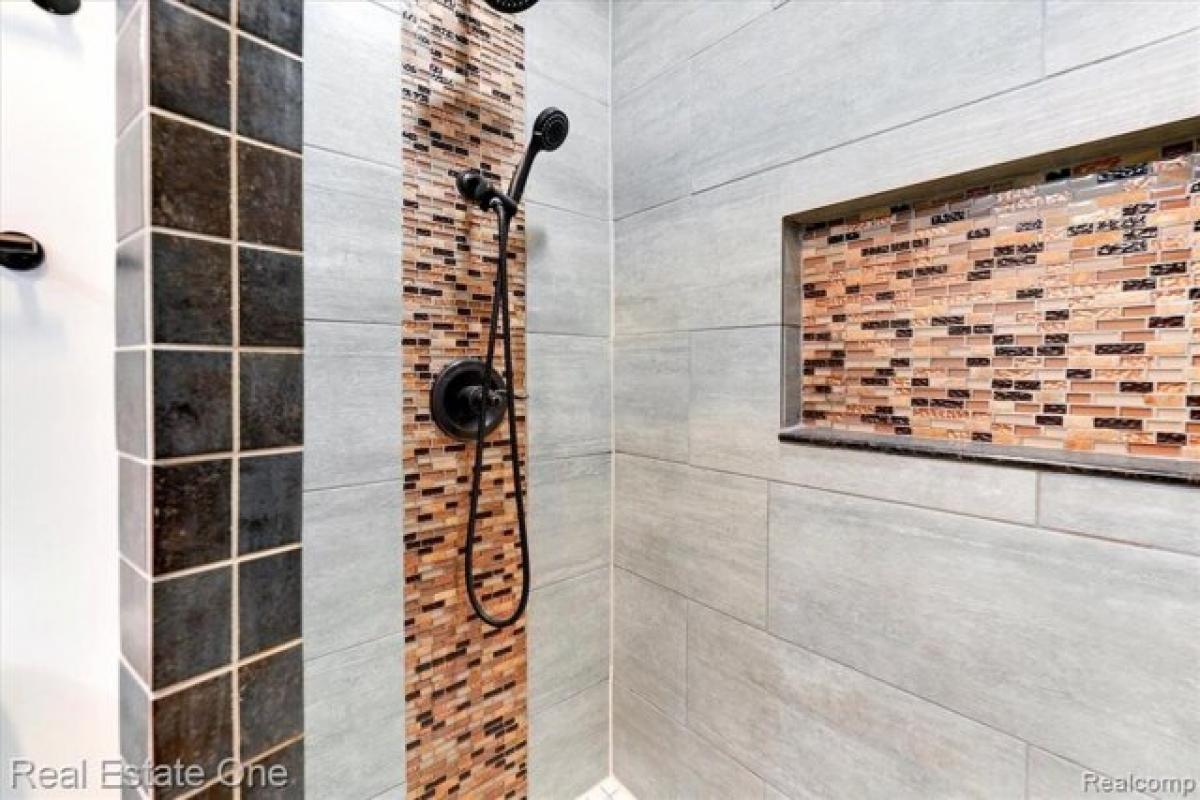 Picture of Home For Sale in Troy, Michigan, United States