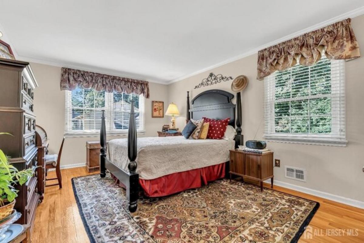 Picture of Home For Sale in East Brunswick, New Jersey, United States