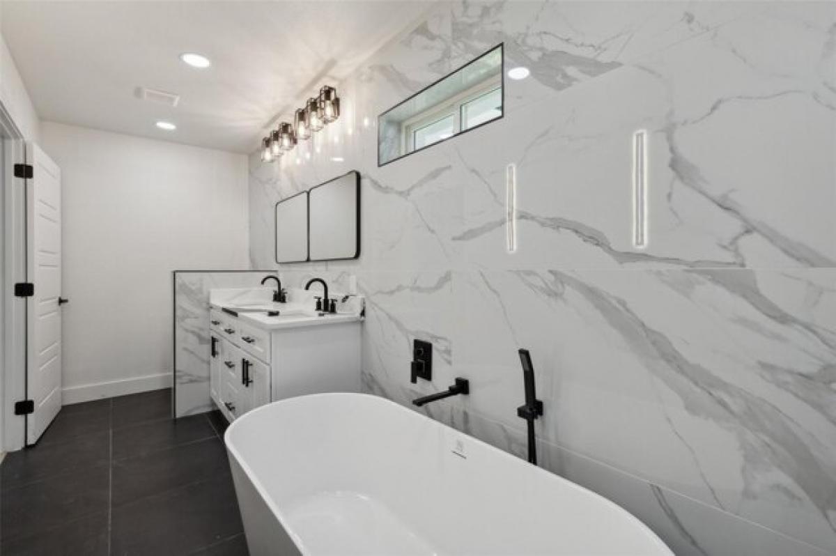 Picture of Home For Sale in Farmers Branch, Texas, United States