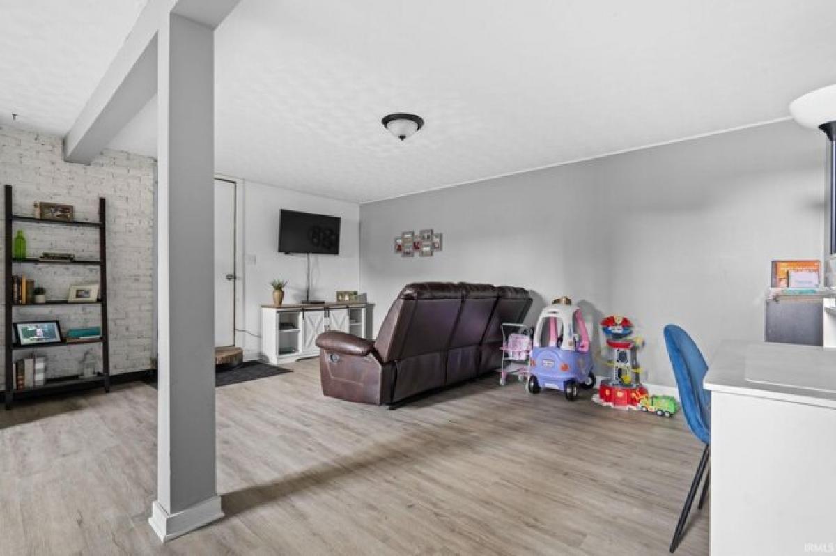 Picture of Home For Sale in Syracuse, Indiana, United States