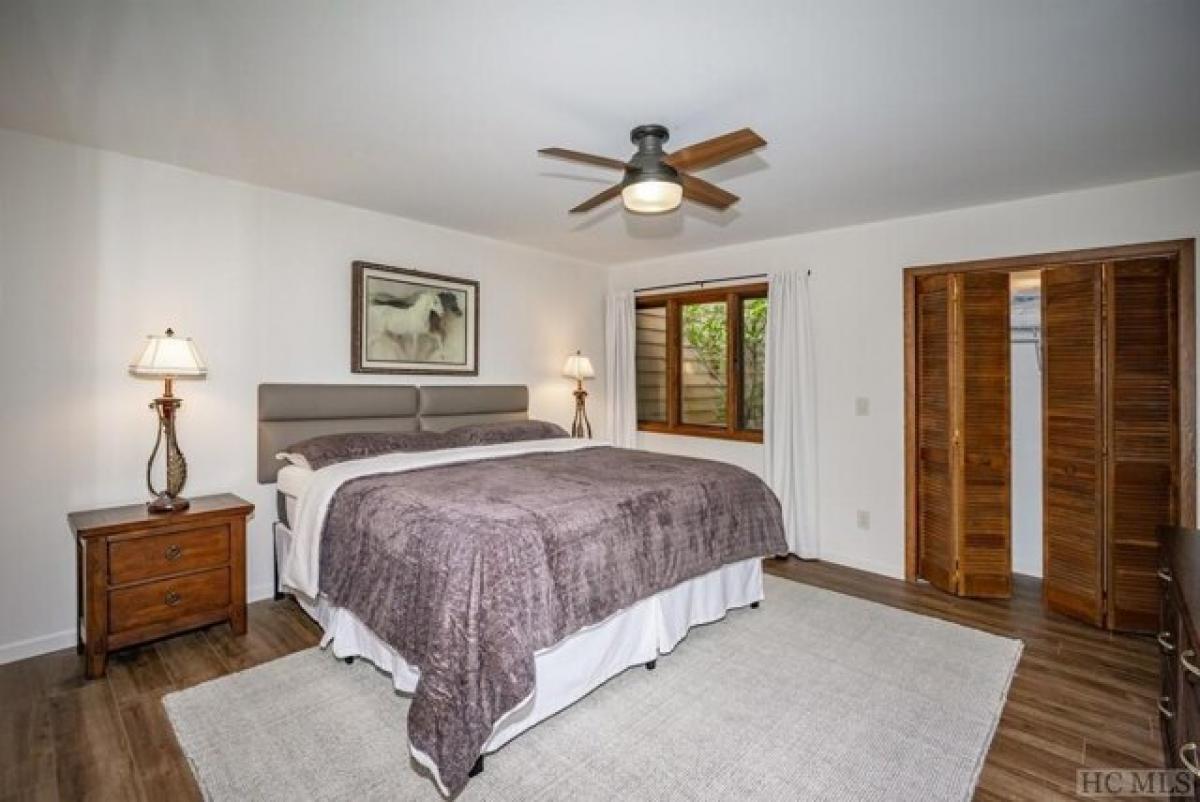 Picture of Home For Sale in Sapphire, North Carolina, United States