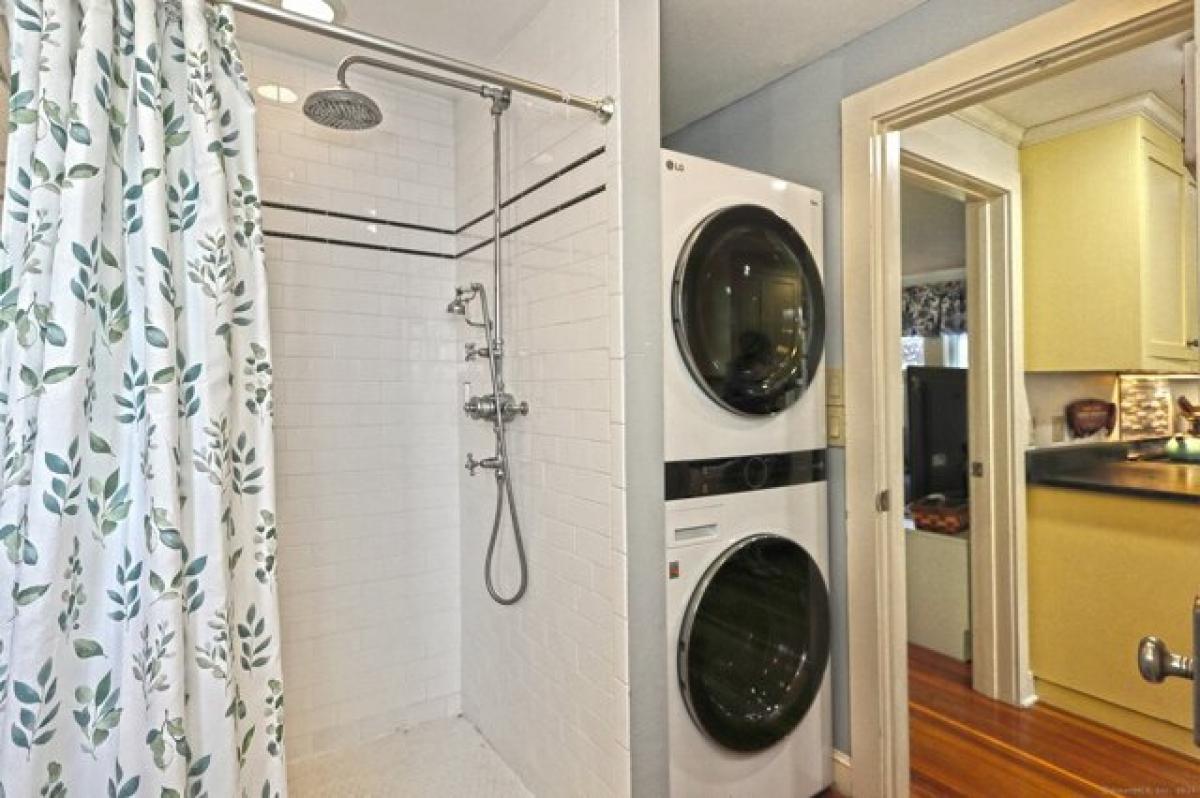 Picture of Home For Sale in Milford, Connecticut, United States