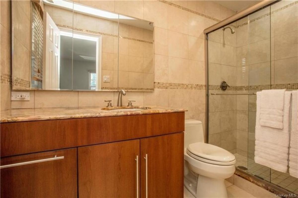 Picture of Home For Sale in Scarsdale, New York, United States