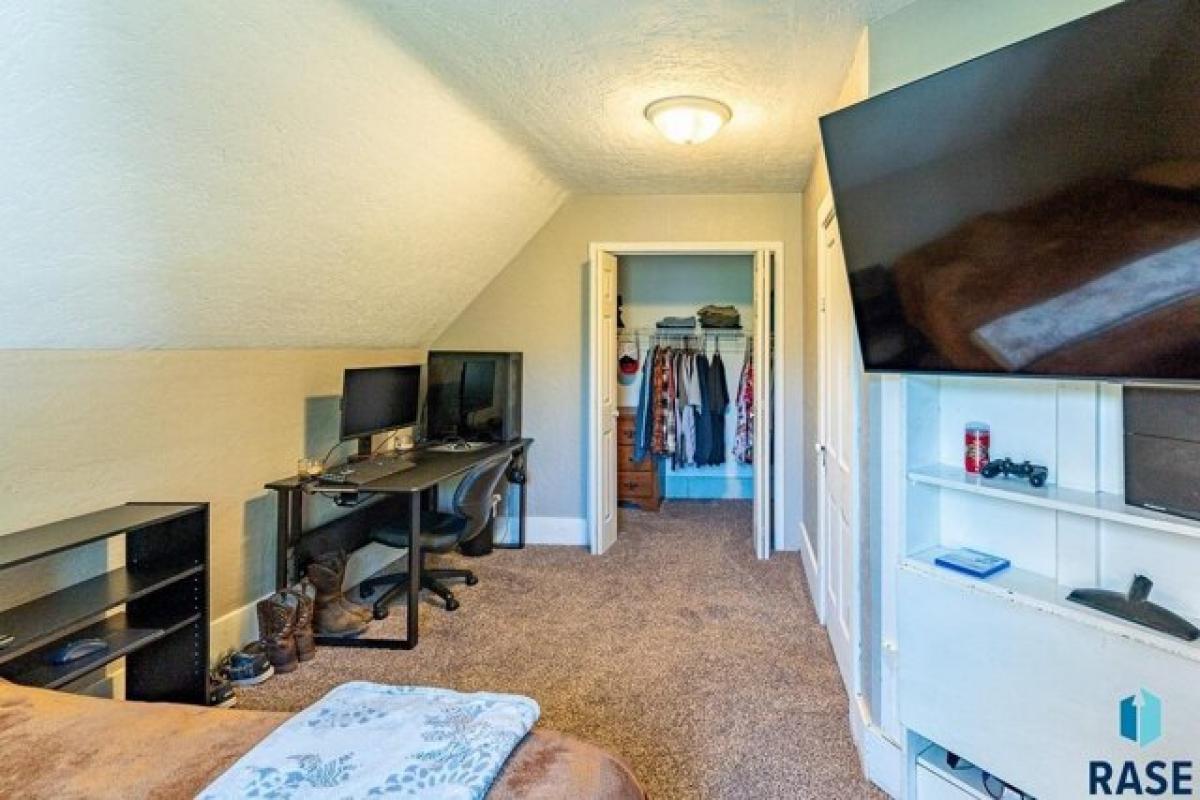 Picture of Home For Sale in Canton, South Dakota, United States