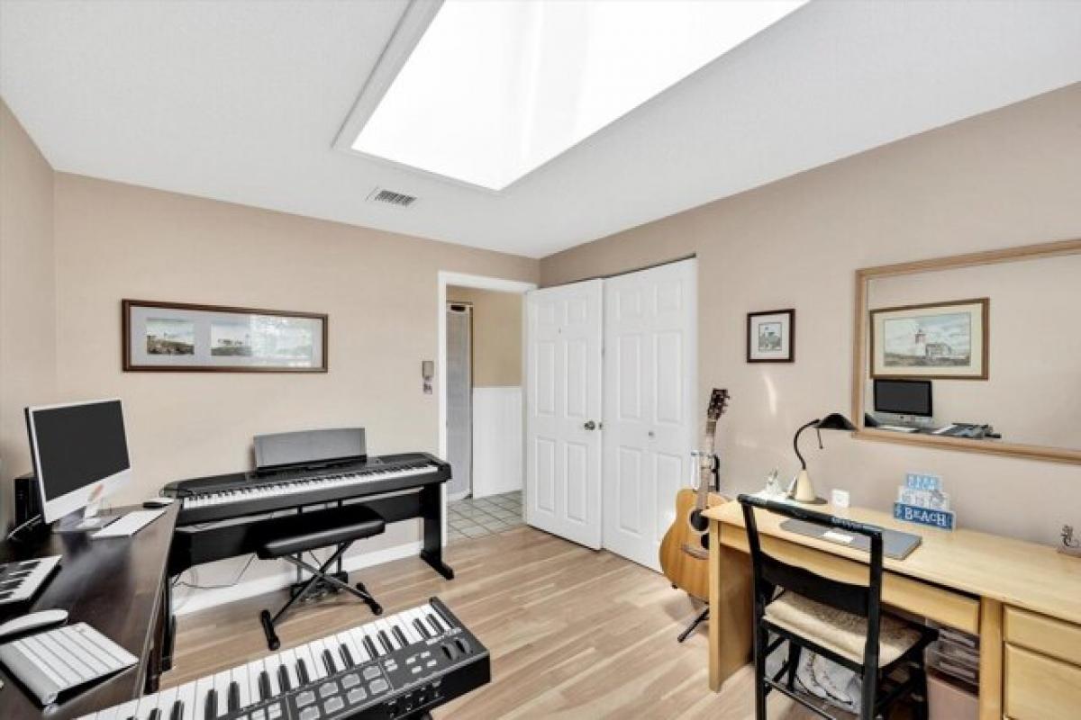 Picture of Home For Sale in East Falmouth, Massachusetts, United States