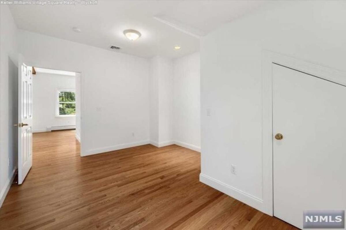 Picture of Home For Sale in Franklin Lakes, New Jersey, United States