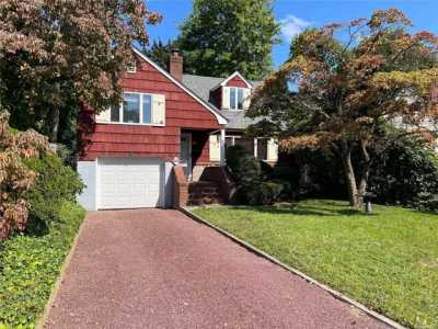 Home For Sale in Glen Cove, New York