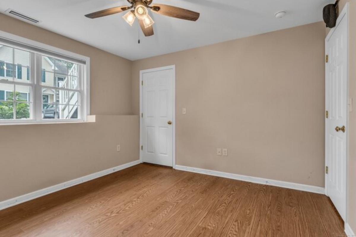 Picture of Home For Sale in Wallingford, Connecticut, United States