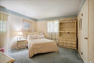 Home For Sale in Dix Hills, New York