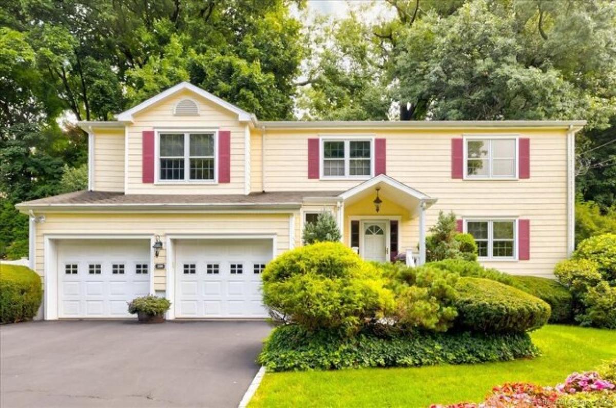 Picture of Home For Sale in Stamford, Connecticut, United States