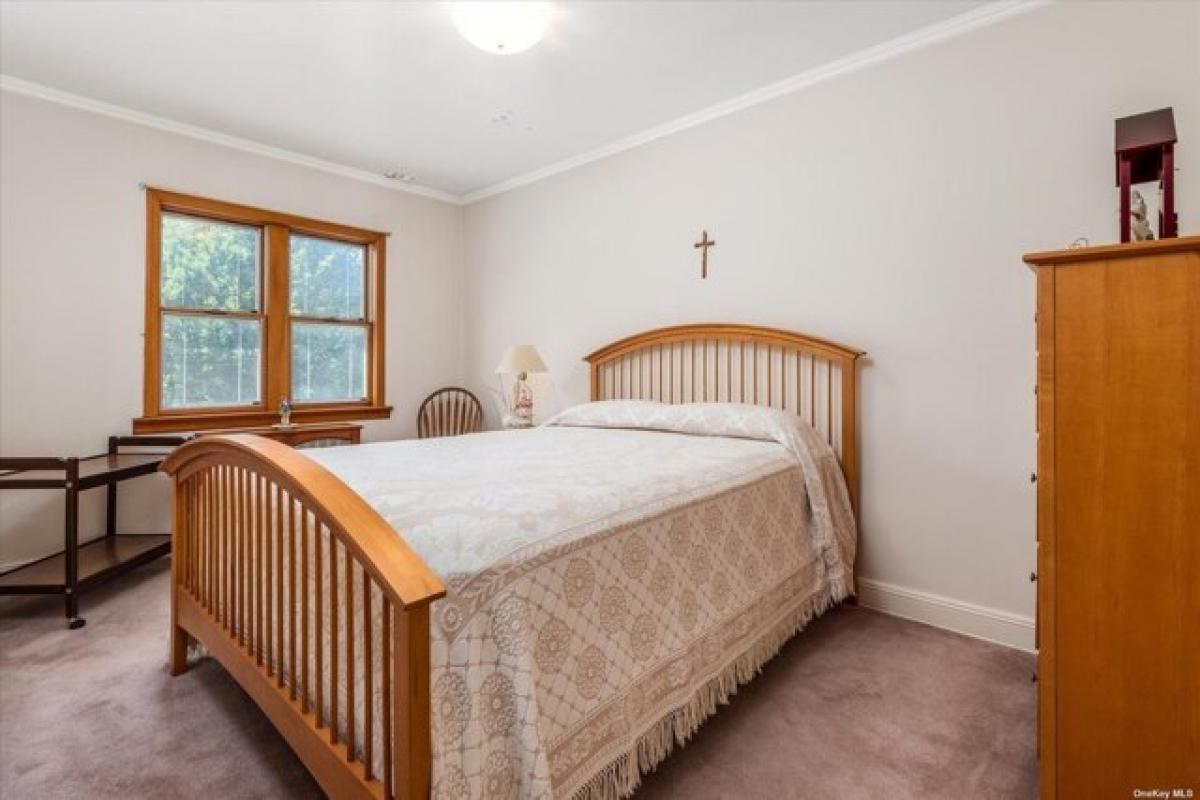 Picture of Home For Sale in Middle Village, New York, United States