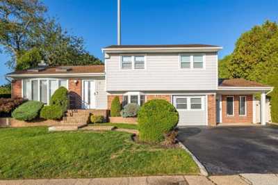 Home For Sale in Plainview, New York