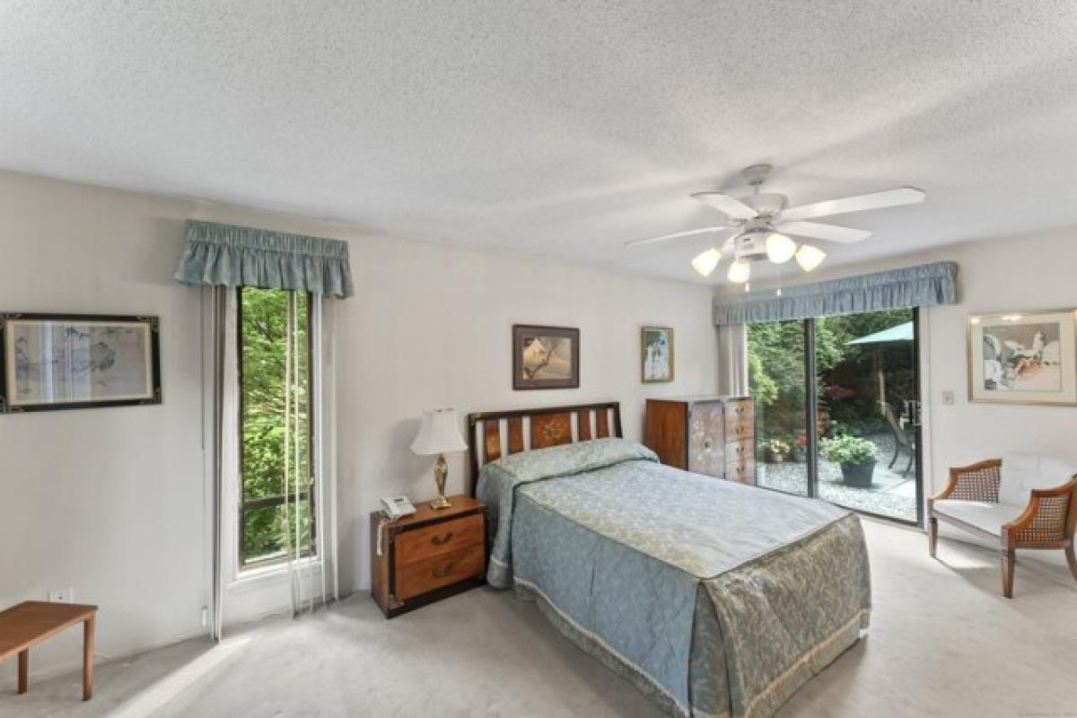 Picture of Home For Sale in Southbury, Connecticut, United States