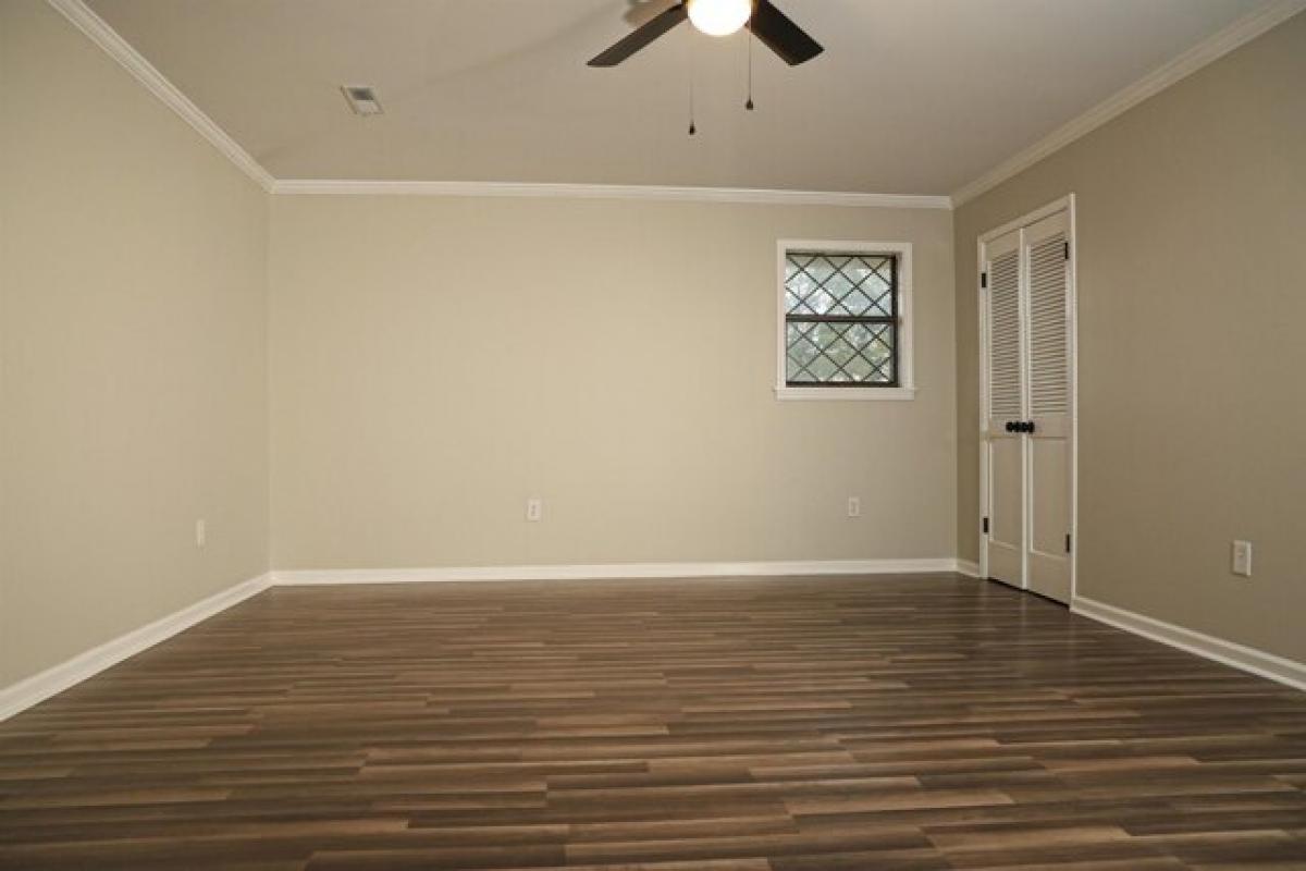 Picture of Home For Sale in Tuscumbia, Alabama, United States