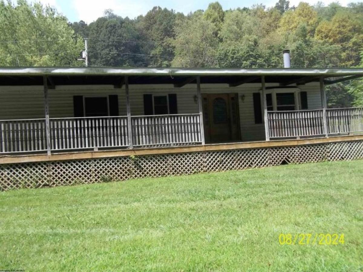 Picture of Home For Sale in Mannington, West Virginia, United States