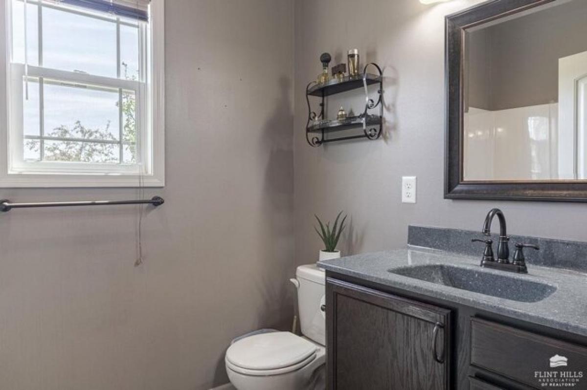 Picture of Home For Sale in Manhattan, Kansas, United States