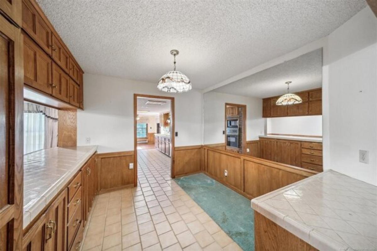 Picture of Home For Sale in Chouteau, Oklahoma, United States