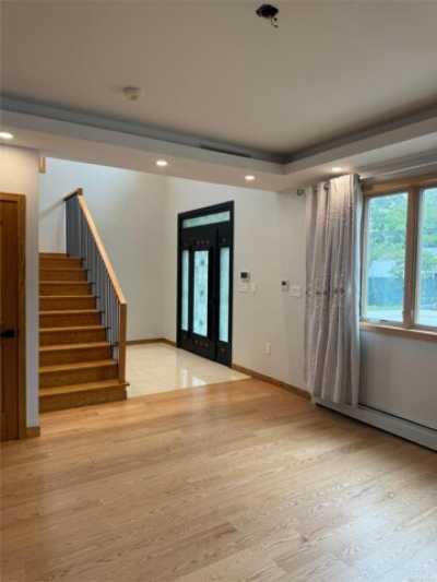 Home For Sale in Little Neck, New York