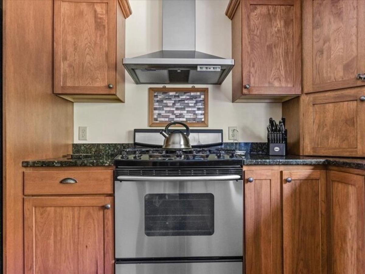 Picture of Home For Sale in Swansea, Massachusetts, United States