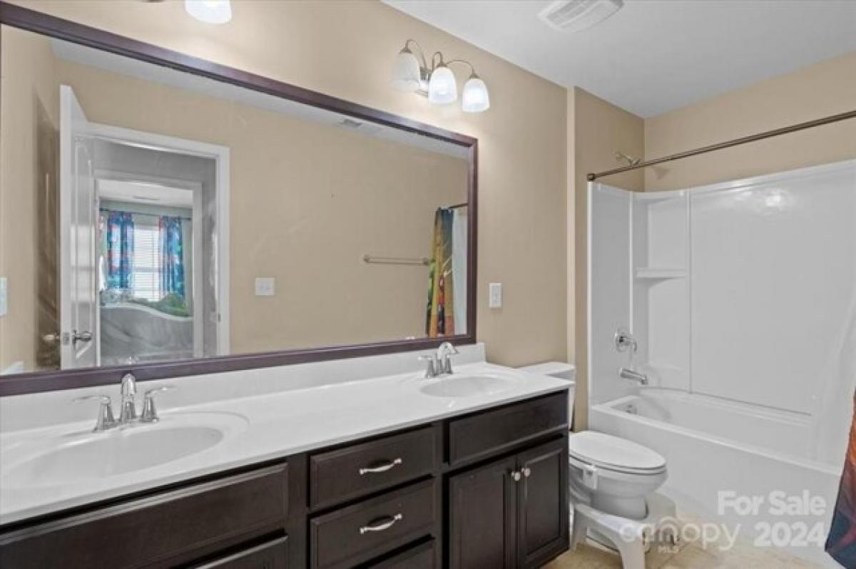 Picture of Home For Sale in Mooresville, North Carolina, United States