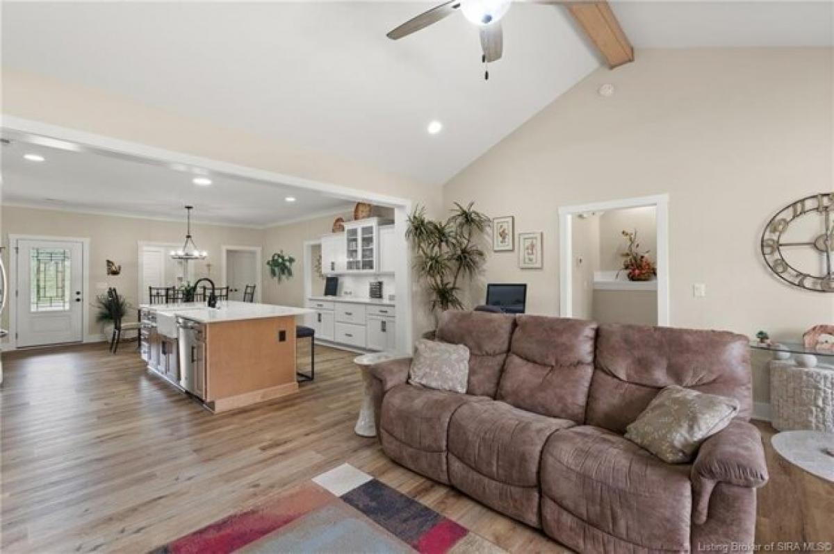 Picture of Home For Sale in Sellersburg, Indiana, United States