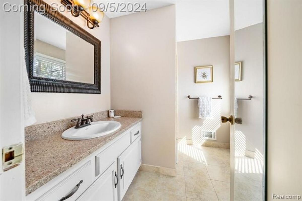 Picture of Home For Sale in Troy, Michigan, United States