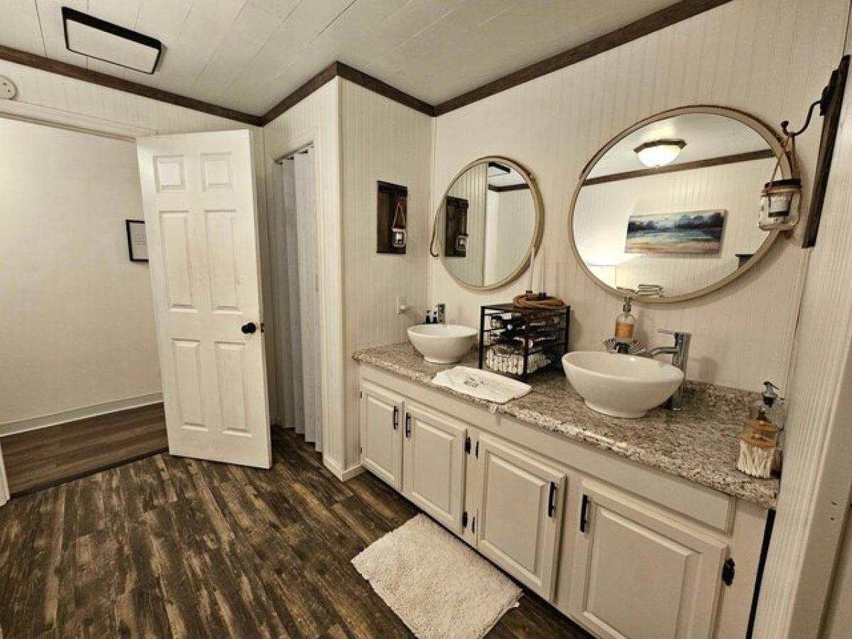 Picture of Home For Sale in Louisa, Kentucky, United States