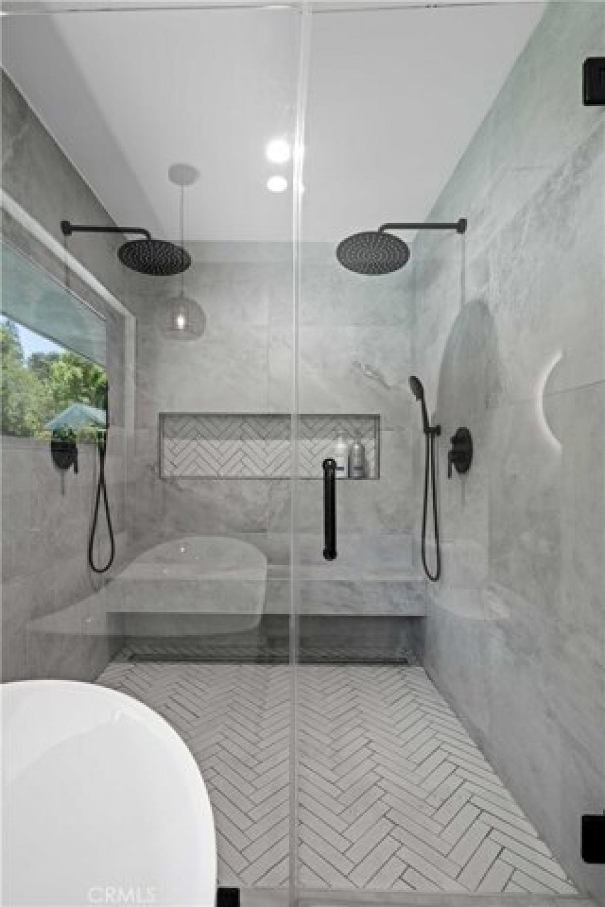 Picture of Home For Sale in Woodland Hills, California, United States