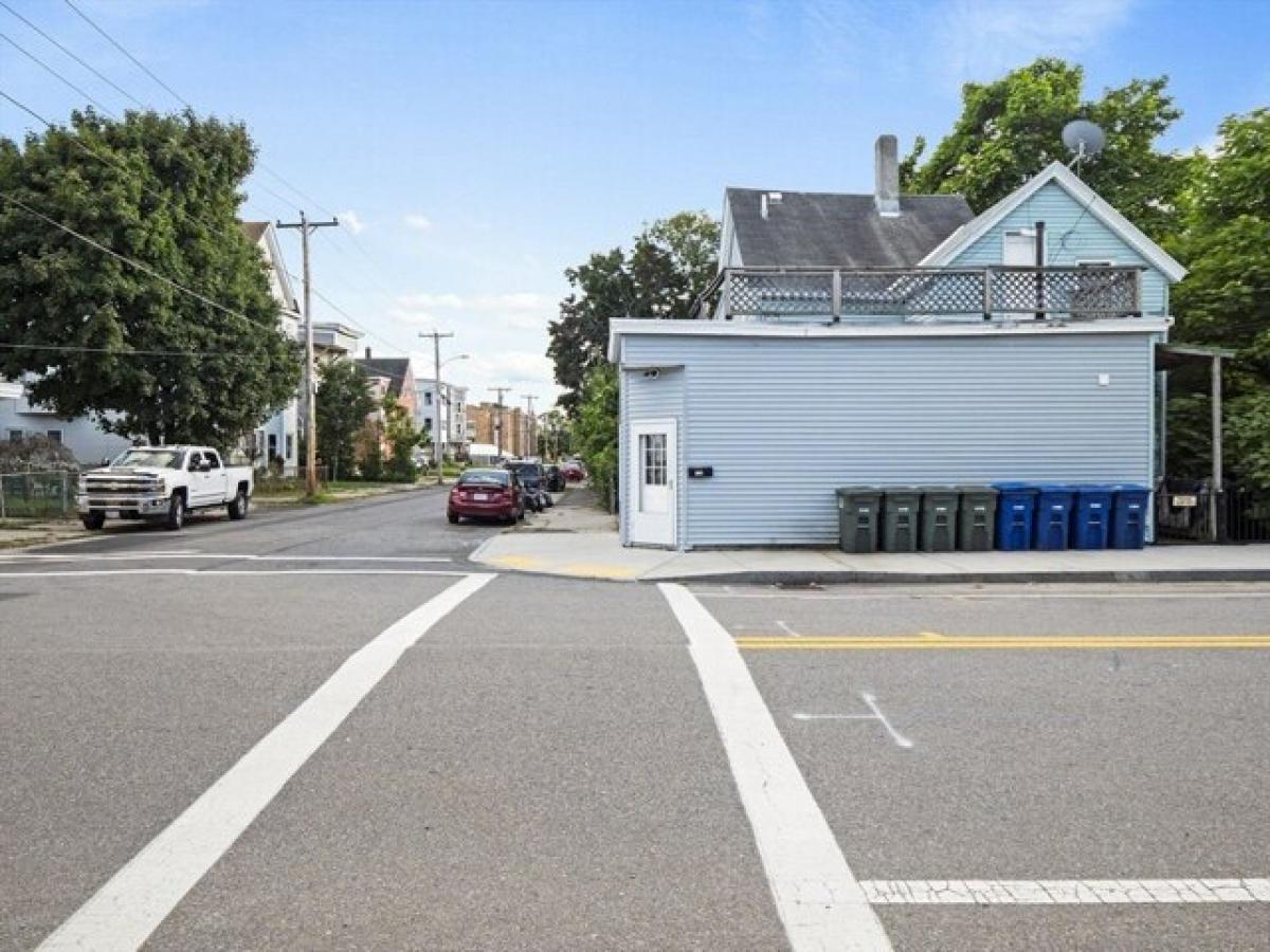 Picture of Home For Sale in Leominster, Massachusetts, United States