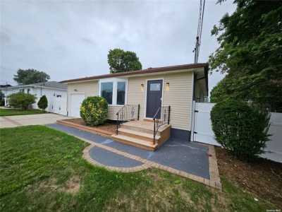 Home For Sale in Deer Park, New York