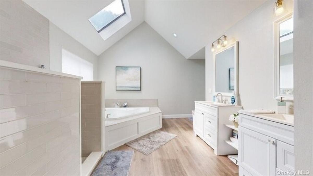 Picture of Home For Sale in Manorville, New York, United States