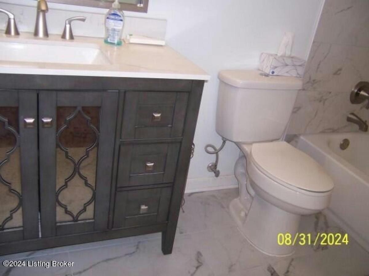 Picture of Home For Sale in Jeffersontown, Kentucky, United States