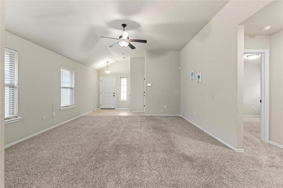 Picture of Home For Sale in Chickasha, Oklahoma, United States