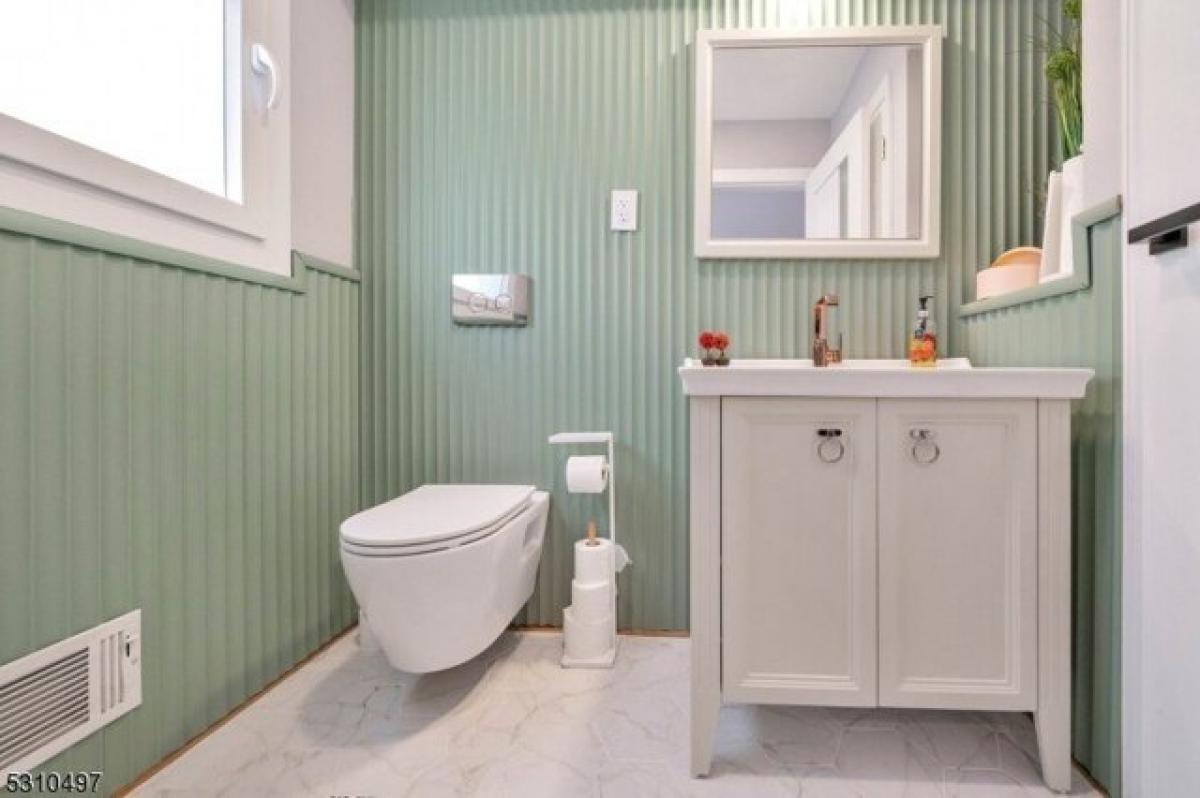 Picture of Home For Sale in West Caldwell, New Jersey, United States